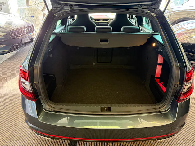 SKODA Octavia Combi 2.0 TSI RS DSG | CH | Panorama | Columbus Navi | mySkoda Pack | ACC Tempomat |