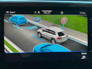 VW Tiguan Allspace R-Line 4Motion *** PANORAMADACH & 7 PLÄTZER ***