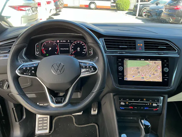 VW Tiguan Allspace R-Line 4Motion *** PANORAMADACH & 7 PLÄTZER ***