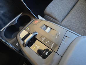 https://vehicle.imgix.net/4452205/980e37d6-5c4b-4393-bb3d-132b86d55f94.jpg