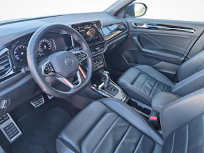 https://vehicle.imgix.net/4452219/76d9b556-1284-4f8a-8a2f-0479c8d5d4c3.jpg