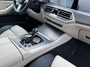 https://vehicle.imgix.net/4452484/d8715ad8-3f93-4f68-8909-2ec16aece996.jpg