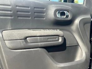 https://vehicle.imgix.net/4452717/b911a536-6ece-4c10-8a9e-840a6d953ec8.jpg