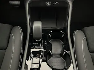 VOLVO XC40 2.0 B3 MH Plus Dark