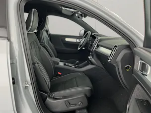 VOLVO XC40 2.0 B3 MH Plus Dark