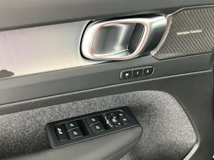 VOLVO XC40 2.0 B3 MH Plus Dark