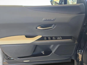 https://vehicle.imgix.net/4452760/3f619711-cc9d-4da6-808c-c9803514cf47.jpg