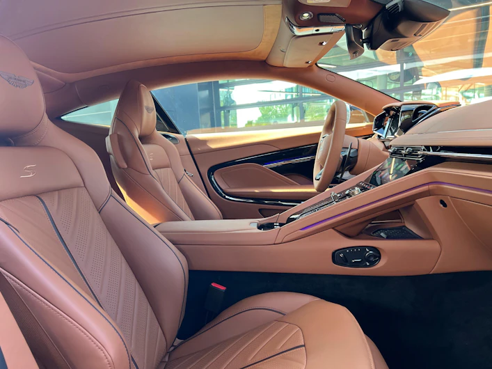 Fahrzeugbild ASTON MARTIN DB12
