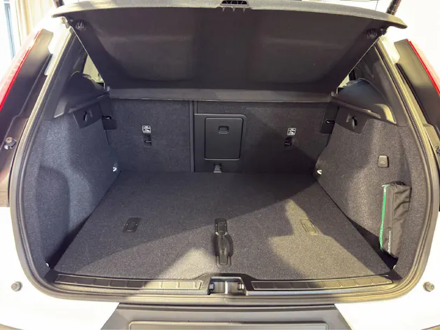 VOLVO XC40 2.0 B3 MH Plus Dark