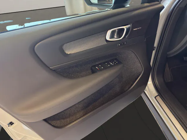VOLVO XC40 2.0 B3 MH Plus Dark