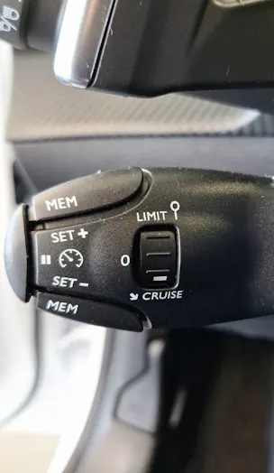 PEUGEOT 208 1.2 Hybrid 145 PS GT