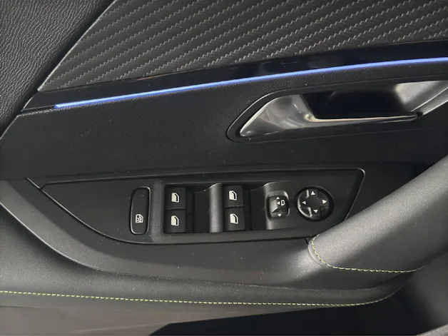 PEUGEOT 2008 1.2 Hybrid 145 PS GT