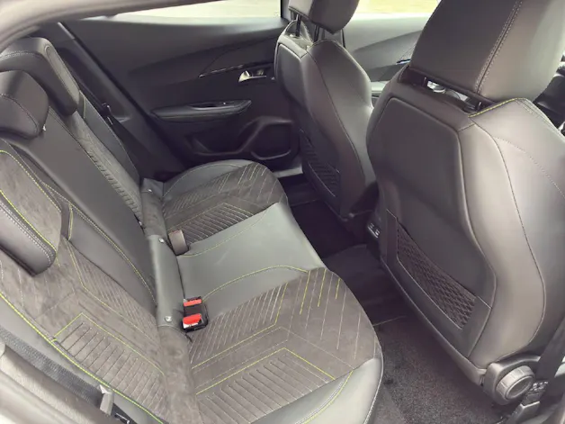 PEUGEOT 2008 1.2 Hybrid 145 PS GT