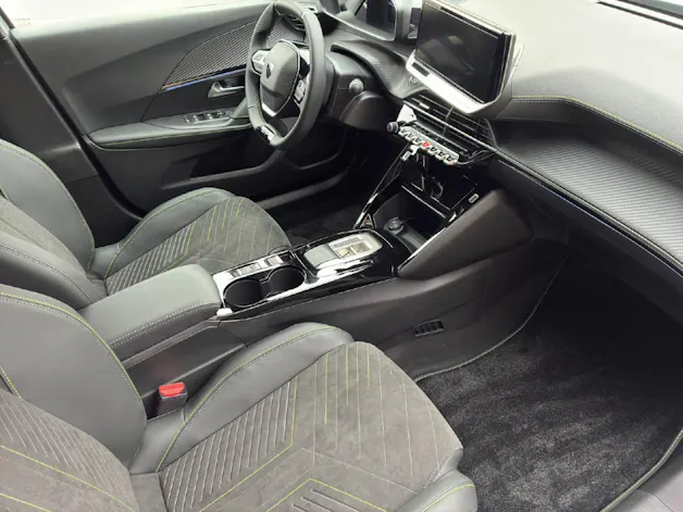 PEUGEOT 2008 1.2 Hybrid 145 PS GT