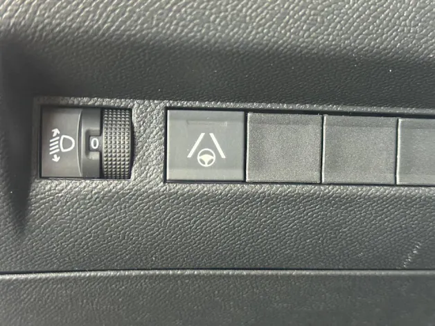 PEUGEOT 2008 1.2 Hybrid 145 PS Allure Premium