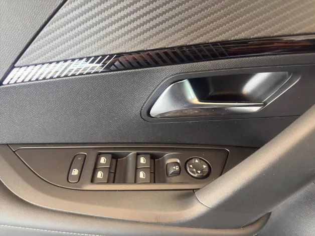 PEUGEOT 2008 1.2 Hybrid 145 Allure Premium
