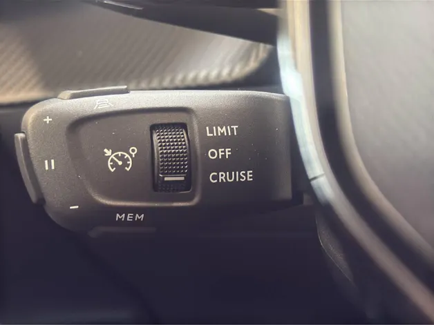 PEUGEOT 2008 1.2 Hybrid 145 Allure Premium
