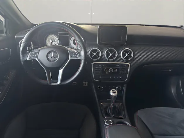 MERCEDES-BENZ A 180 AMG Line