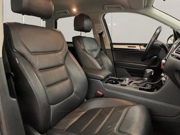 VW Touareg 3.0 V6 TDI 245 BMT Black Pearl