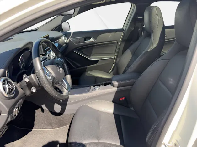 MERCEDES-BENZ GLA 250 AMG Line 4m