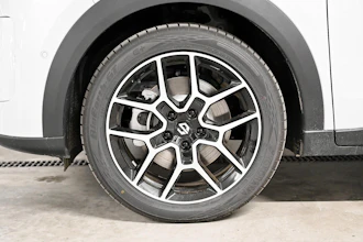 https://vehicle.imgix.net/4453873/841f6251-54f0-4419-9dac-7fb749477677.jpg