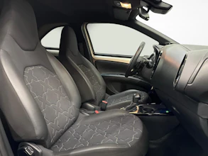 https://vehicle.imgix.net/4454163/387b9732-60df-45d7-b555-a400d37a0e57.jpg