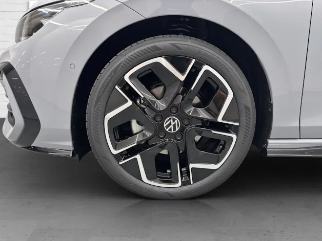 VW Golf VIII Variant 1.5 eTSI R-Line DSG