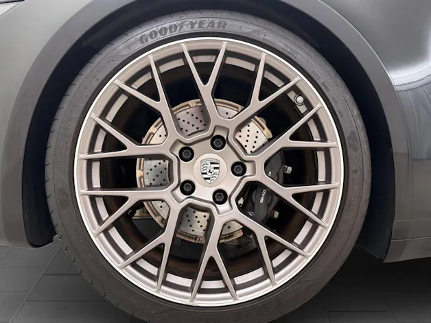 PORSCHE 911 Carrera 4