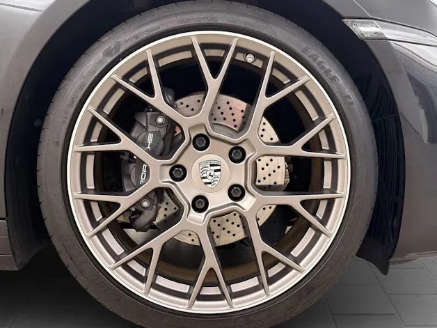 PORSCHE 911 Carrera 4