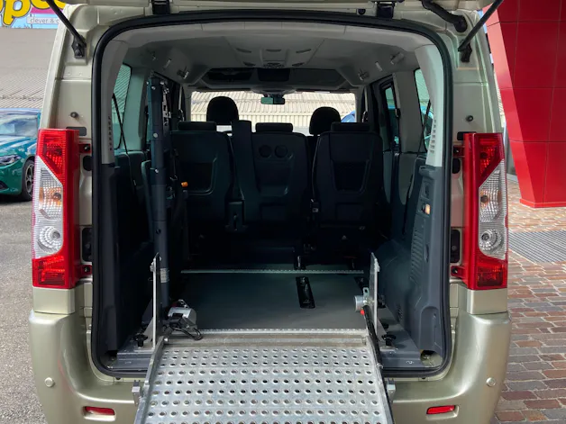 PEUGEOT Expert Tepee 2.0 HDi Rollstuhltransport