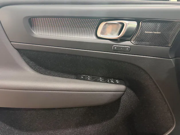 VOLVO XC40 P8 AWD Pure Electric R-Design