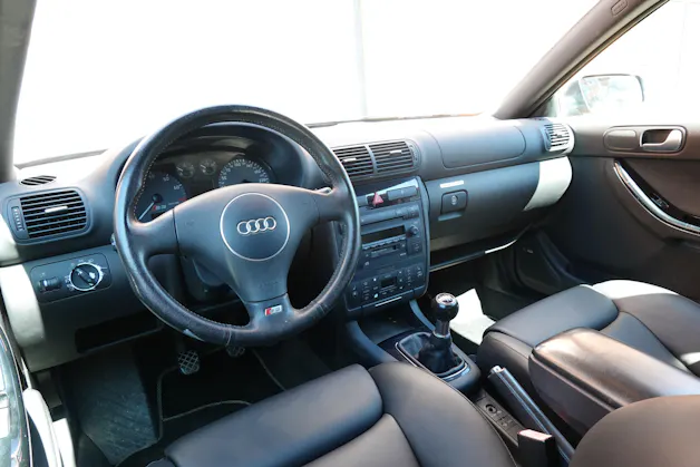 AUDI S3 quattro * Véhicule CH * Intérieur Cuir * 100% d'origine * Tempomat * Son BOSE * Jantes 18 * Sièges électriques *