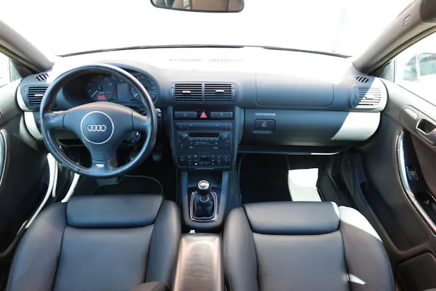 AUDI S3 quattro * Véhicule CH * Intérieur Cuir * 100% d'origine * Tempomat * Son BOSE * Jantes 18 * Sièges électriques *