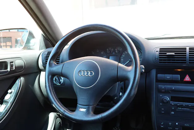 AUDI S3 quattro * Véhicule CH * Intérieur Cuir * 100% d'origine * Tempomat * Son BOSE * Jantes 18 * Sièges électriques *