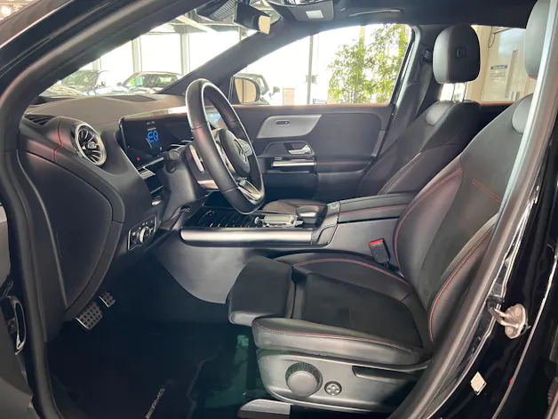 MERCEDES-BENZ EQA 300 AMG Line 4Matic