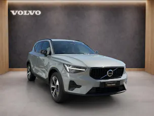 VOLVO XC40 2.0 B3 Mild-Hybrid Plus Dark