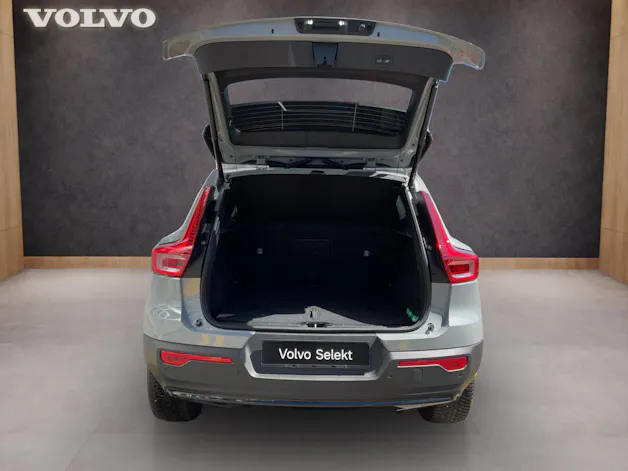VOLVO XC40 2.0 B3 Mild-Hybrid Plus Dark