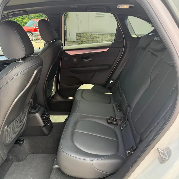 BMW 220d xDrive Active Tourer Steptronic M Sport *LEDER-SITZE - PANORAMA-DACH*