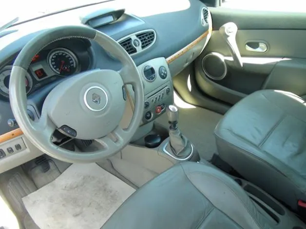 RENAULT Clio Initiale Paris 2.0 16V 138 PS