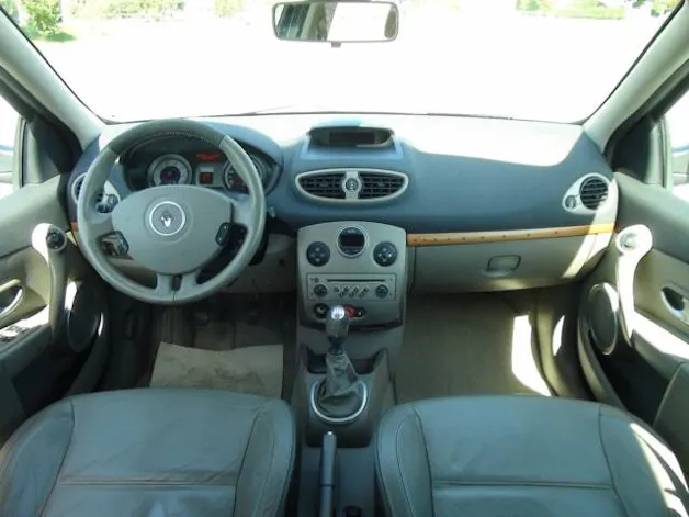 RENAULT Clio Initiale Paris 2.0 16V 138 PS