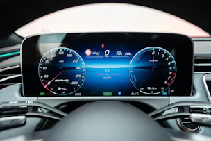 MERCEDES-BENZ E 53 Hybrid AMG 4matic+ / Beleuchteter Kühlergrill / Panorama / Burmester