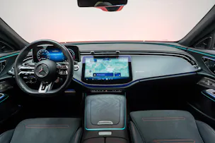 MERCEDES-BENZ E 53 Hybrid AMG 4matic+ / Beleuchteter Kühlergrill / Panorama / Burmester