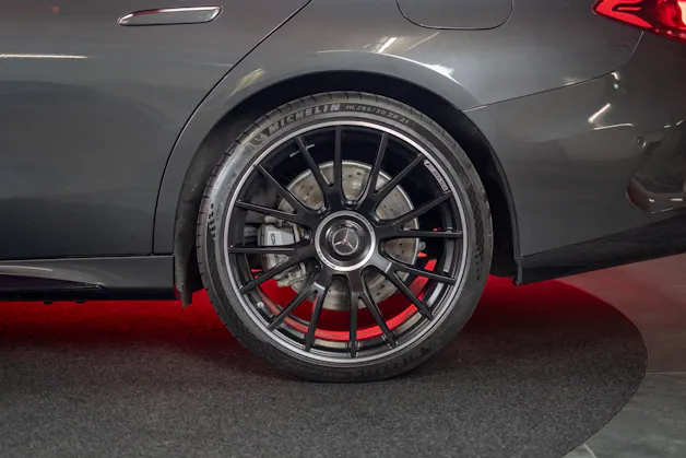 MERCEDES-BENZ E 53 Hybrid AMG 4matic+ / Beleuchteter Kühlergrill / Panorama / Burmester