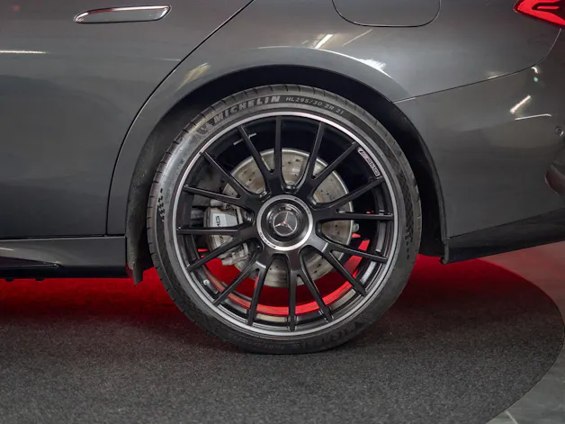MERCEDES-BENZ E 53 Hybrid AMG 4matic+ / Beleuchteter Kühlergrill / Panorama / Burmester