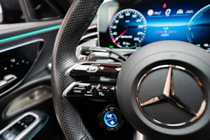 MERCEDES-BENZ E 53 Hybrid AMG 4matic+ / Beleuchteter Kühlergrill / Panorama / Burmester