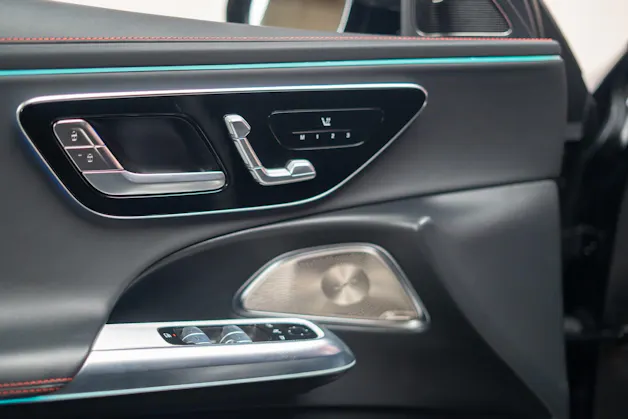 MERCEDES-BENZ E 53 Hybrid AMG 4matic+ / Beleuchteter Kühlergrill / Panorama / Burmester