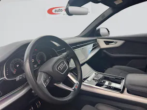 AUDI Q8 55 S-Line 3.0 TFSI quattro BLACK