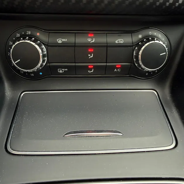 MERCEDES-BENZ A 250 AMG Line 7G-DCT *PANORAMA-DACH*
