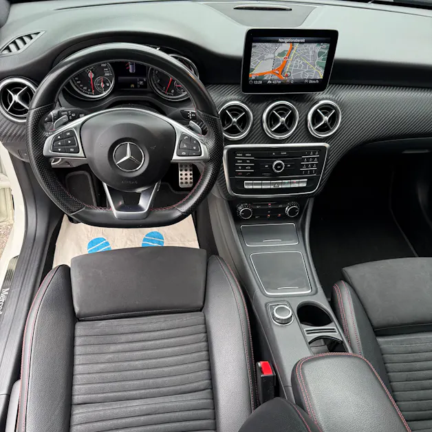 MERCEDES-BENZ A 250 AMG Line 7G-DCT *PANORAMA-DACH*
