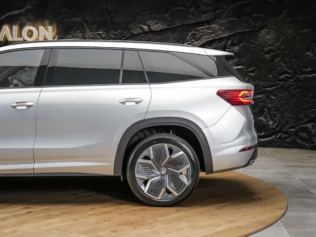 SKODA Kodiaq 2.0 TDI Sportline 4x4 *Panorama*Matrix LED*Anhängerkupplung*